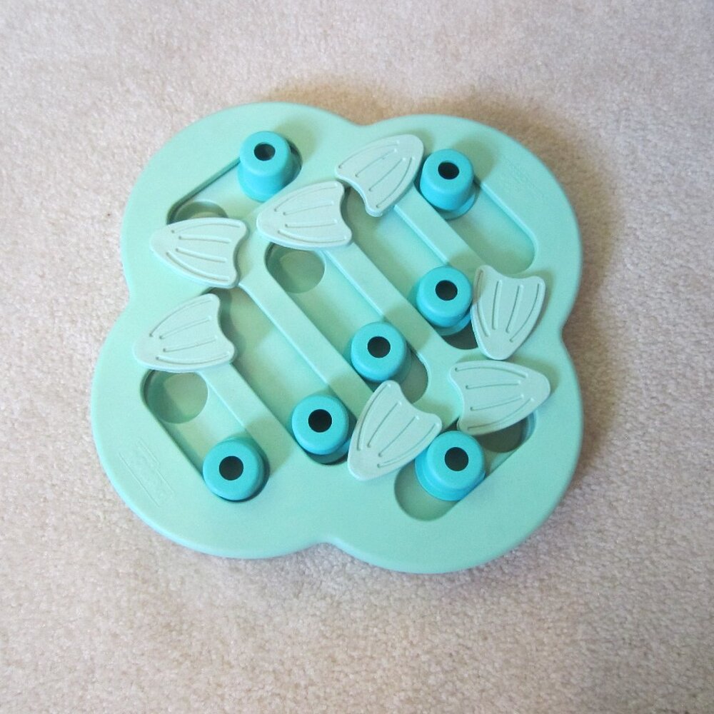 NEW/Outward Hound Interactive Dog Treat/Puzzle Game
